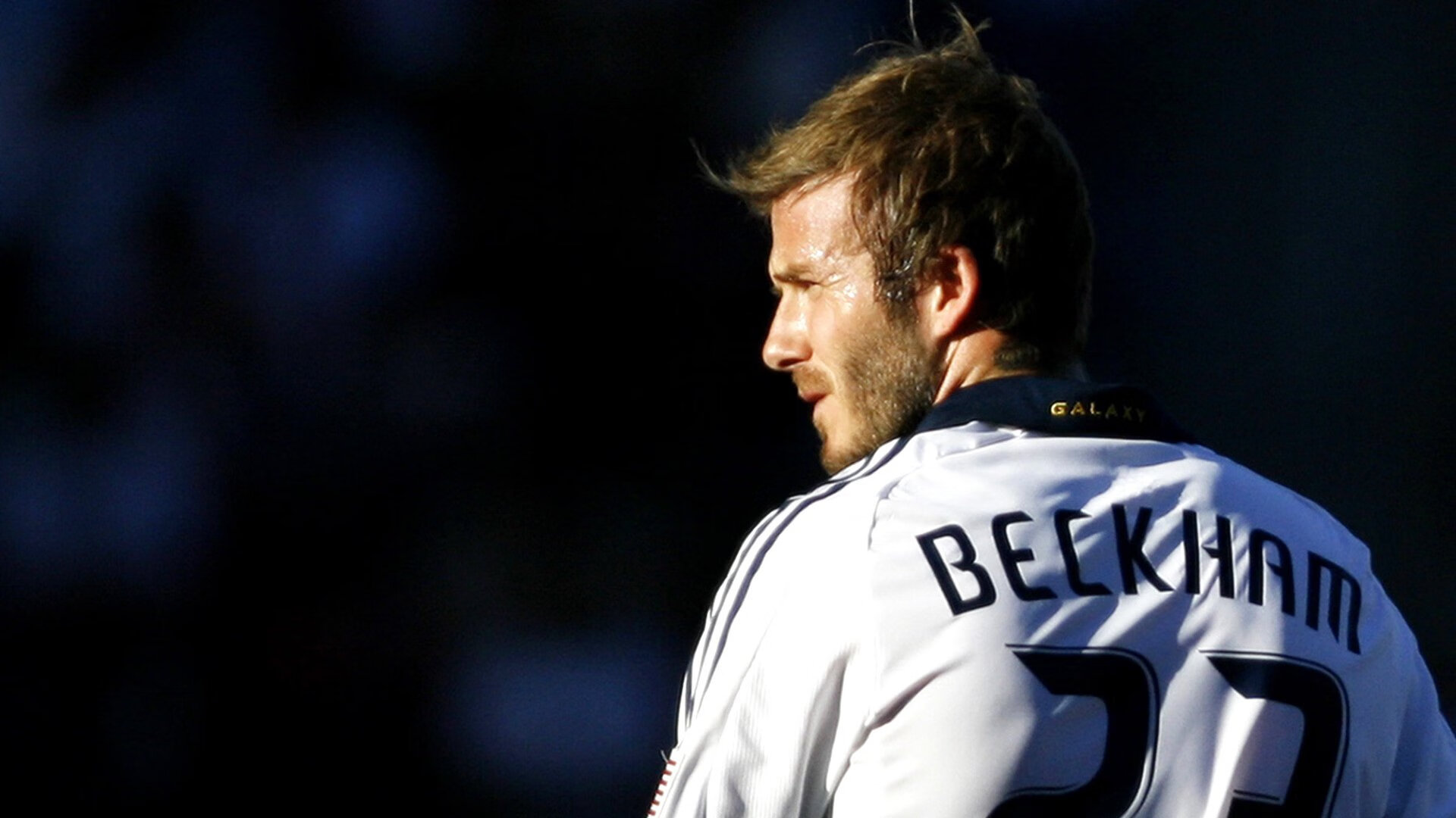 开云体育下载入口-国际足球赛事中球员们努力奋斗，为胜利而战，国际足联对足球运动员规划规则